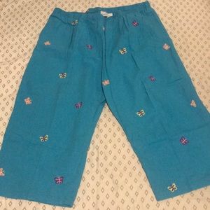 3/$15🌻Kim Rogers stitched butterfly capris